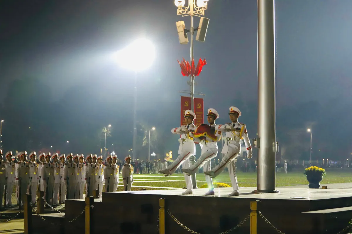 Khắc ghi niềm tự h&agrave;o d&acirc;n tộc dưới ch&acirc;n cột cờ Quảng trường Ba Đ&igrave;nh- Ảnh 6.