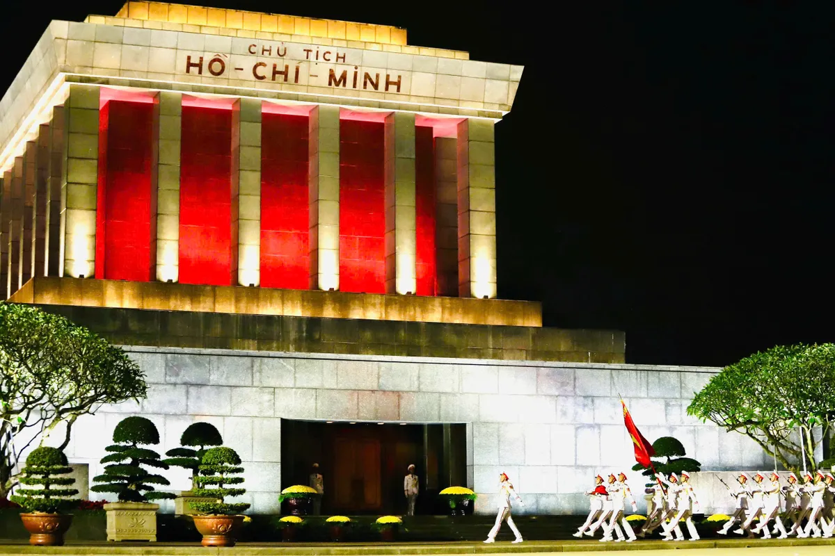 Khắc ghi niềm tự h&agrave;o d&acirc;n tộc dưới ch&acirc;n cột cờ Quảng trường Ba Đ&igrave;nh- Ảnh 7.