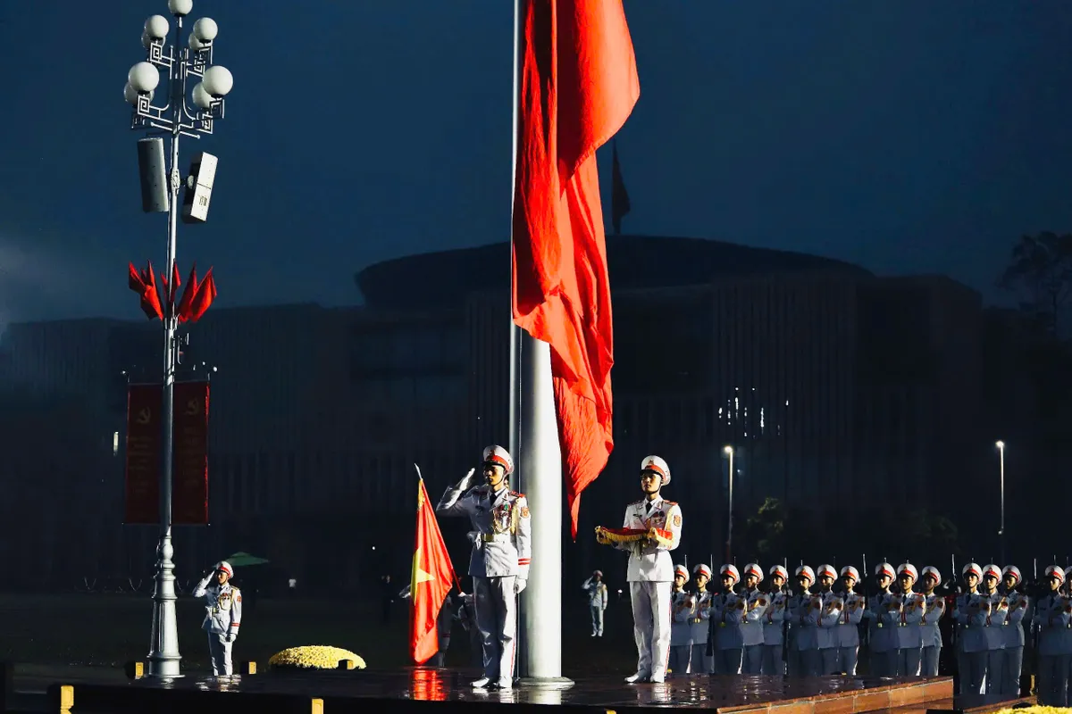 Khắc ghi niềm tự h&agrave;o d&acirc;n tộc dưới ch&acirc;n cột cờ Quảng trường Ba Đ&igrave;nh- Ảnh 1.