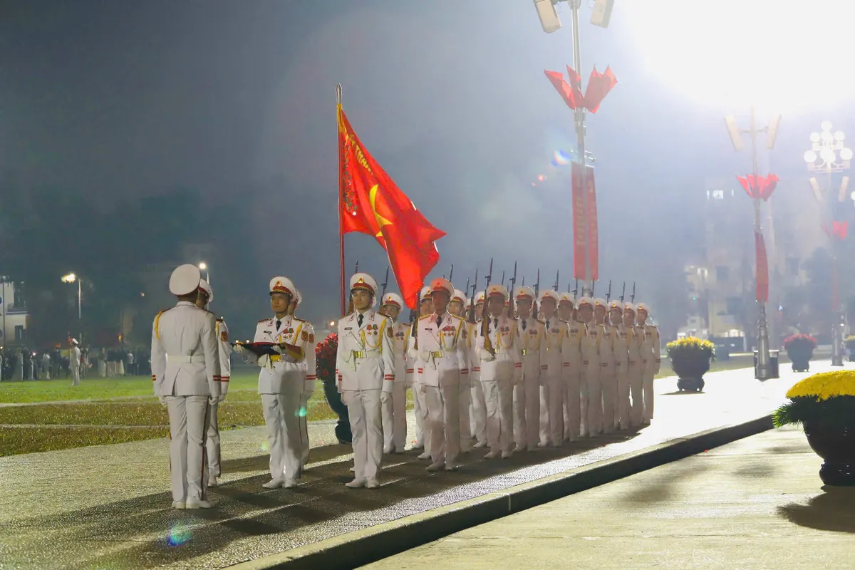 Khắc ghi niềm tự h&agrave;o d&acirc;n tộc dưới ch&acirc;n cột cờ Quảng trường Ba Đ&igrave;nh- Ảnh 3.