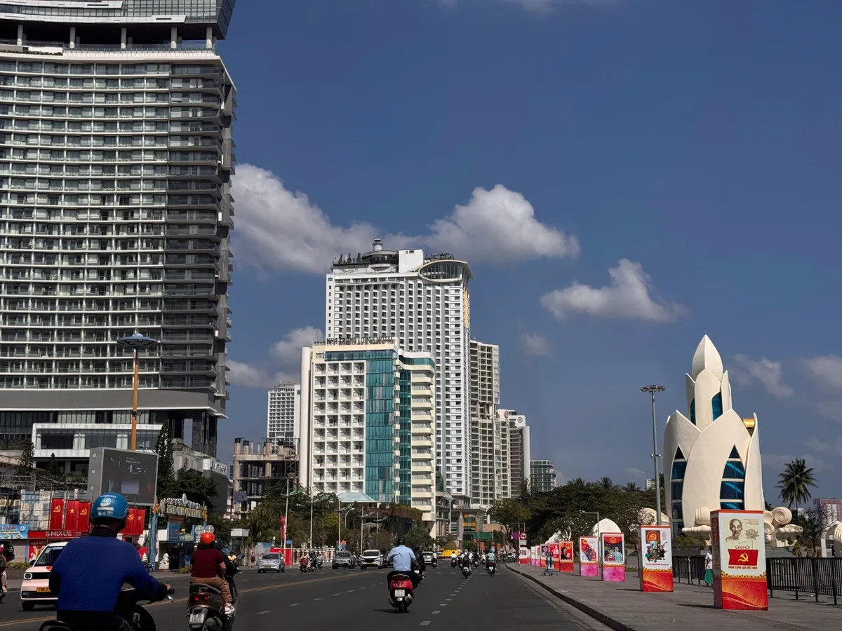 Kh&aacute;nh H&ograve;a: Rực rỡ sắc cờ ch&agrave;o mừng Đại hội đại biểu to&agrave;n quốc lần thứ XIV của Đảng - Ảnh 5.