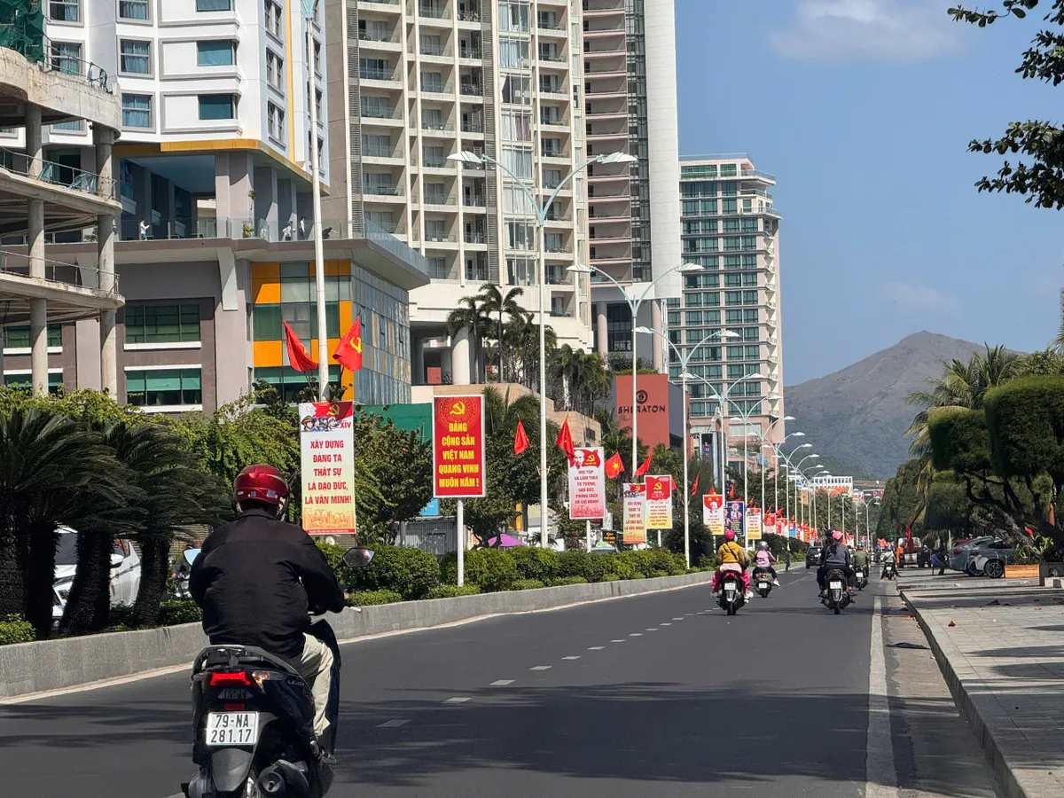 Kh&aacute;nh H&ograve;a: Rực rỡ sắc cờ ch&agrave;o mừng Đại hội đại biểu to&agrave;n quốc lần thứ XIV của Đảng - Ảnh 1.