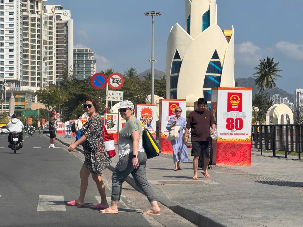 Kh&aacute;nh H&ograve;a: Rực rỡ sắc cờ ch&agrave;o mừng Đại hội đại biểu to&agrave;n quốc lần thứ XIV của Đảng - Ảnh 7.