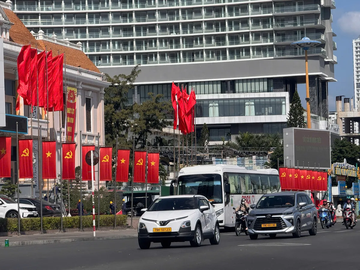 Kh&aacute;nh H&ograve;a: Rực rỡ sắc cờ ch&agrave;o mừng Đại hội đại biểu to&agrave;n quốc lần thứ XIV của Đảng - Ảnh 3.