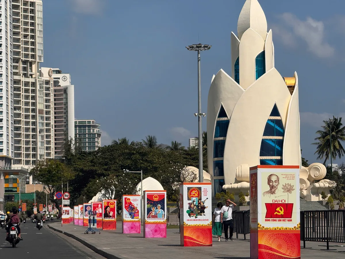 Kh&aacute;nh H&ograve;a: Rực rỡ sắc cờ ch&agrave;o mừng Đại hội đại biểu to&agrave;n quốc lần thứ XIV của Đảng - Ảnh 2.