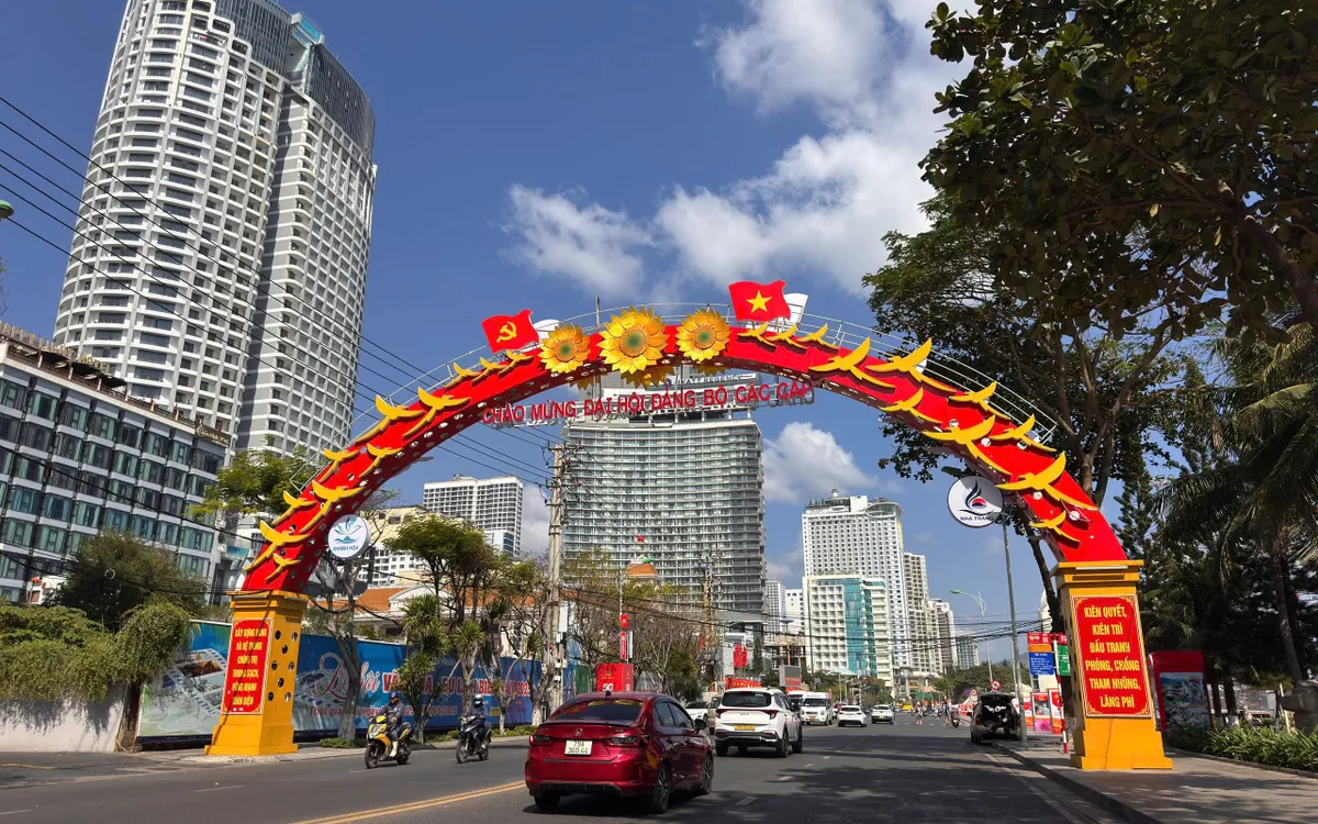 Khánh Hòa khoác lên mình diện mạo rực rỡ, trang nghiêm hướng về Đại hội đại biểu toàn quốc lần thứ XIV của Đảng.