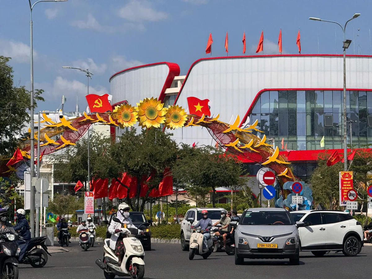 Kh&aacute;nh H&ograve;a: Rực rỡ sắc cờ ch&agrave;o mừng Đại hội đại biểu to&agrave;n quốc lần thứ XIV của Đảng - Ảnh 4.