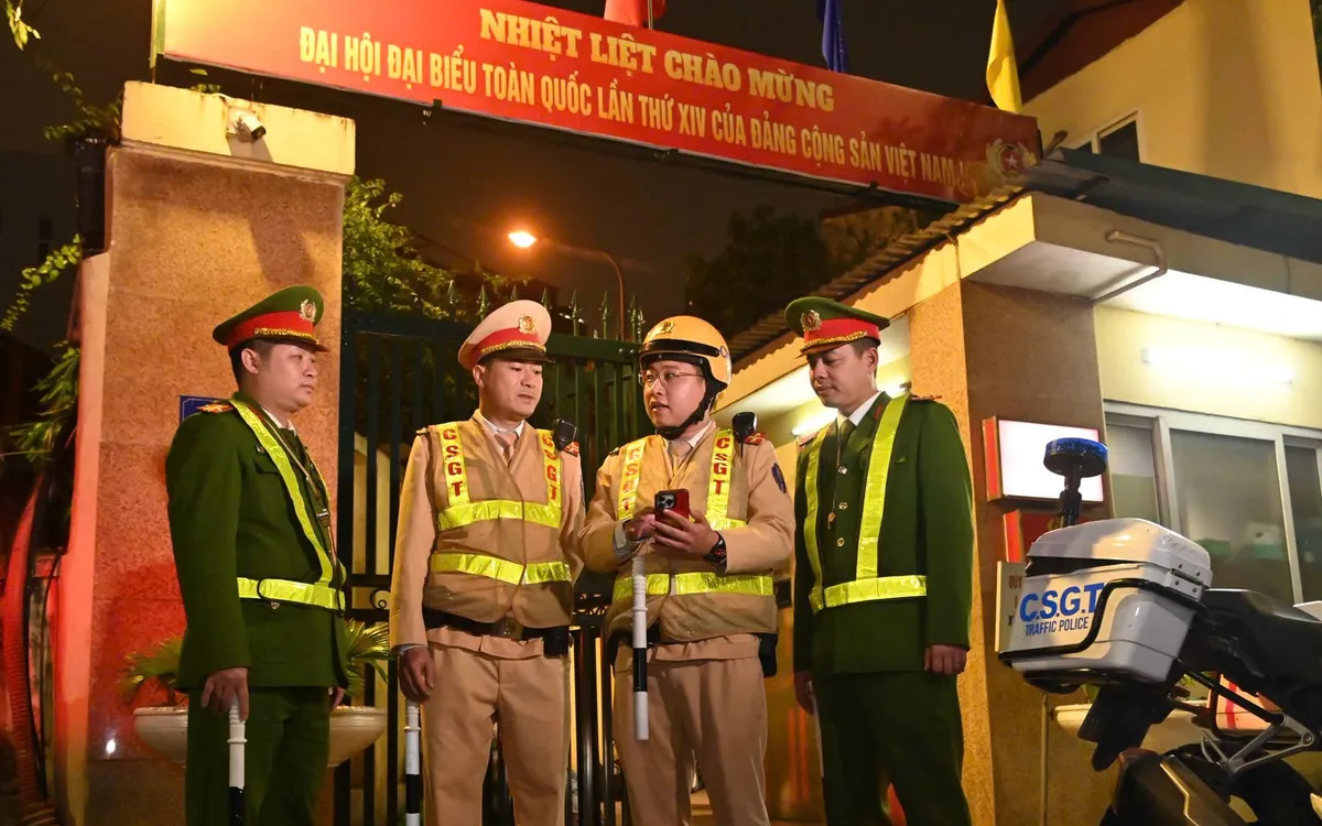 Các lực lượng triển khai phương án bảo đảm ANTT trên địa bàn phường Hoàn Kiếm.