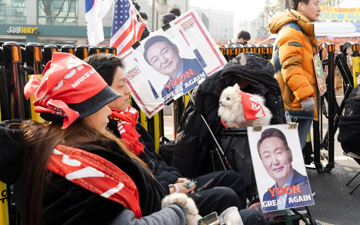Nhiều người dân Hàn Quốc thể hiện sự ủng hộ đối với ông Yoon trong khi phiên tòa diễn ra hôm 16/1/2026 (Ảnh: Reuters)
