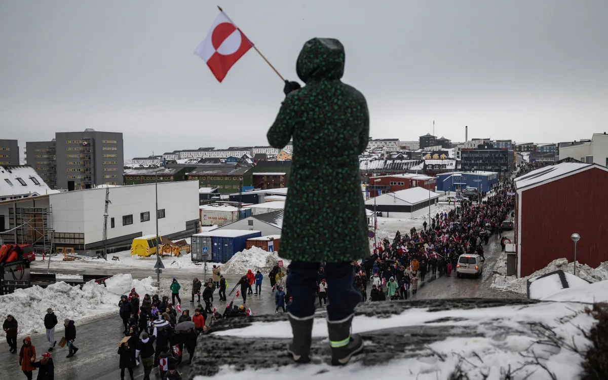 Người dân vẫy cờ Greenland trong cuộc biểu tình phản đối đề xuất của Tổng thống Mỹ Donald Trump tại Nuuk, Greenland, ngày 17/1/2026 (Ảnh: Reuters)