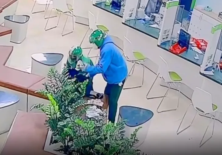 Truy bắt 2 nghi phạm mặc &aacute;o Grab cướp ng&acirc;n h&agrave;ng ở Gia Lai, lấy đi 1,8 tỷ đồng- Ảnh 1.