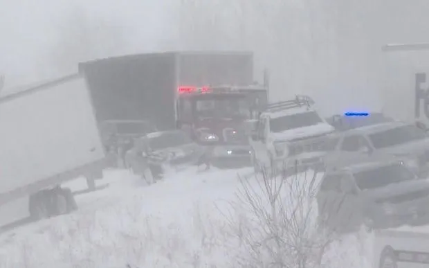 Vụ tai nạn liên hoàn sáng 19/1 do bão tuyết khiến tuyến cao tốc I-196 bị phong tỏa nhiều giờ (Ảnh: AP)