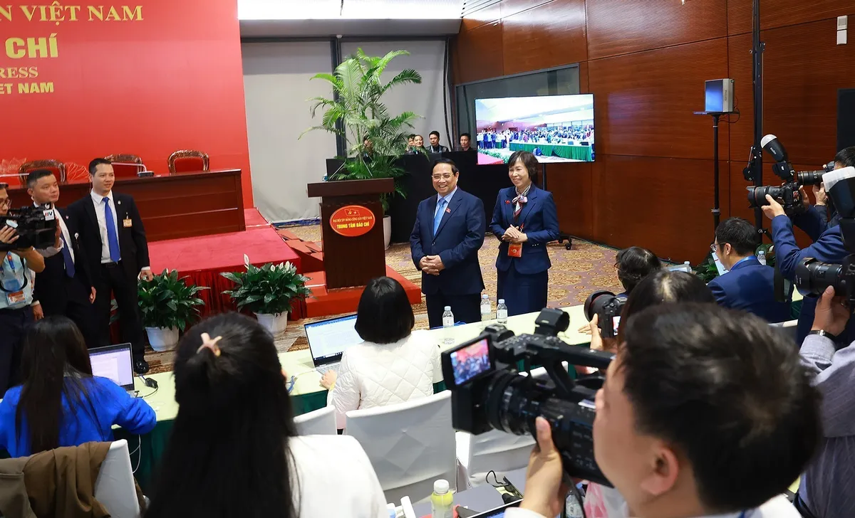 Thủ tướng Phạm Minh Ch&iacute;nh thăm, động vi&ecirc;n ph&oacute;ng vi&ecirc;n b&aacute;o ch&iacute; t&aacute;c nghiệp tại Đại hội XIV- Ảnh 1.
