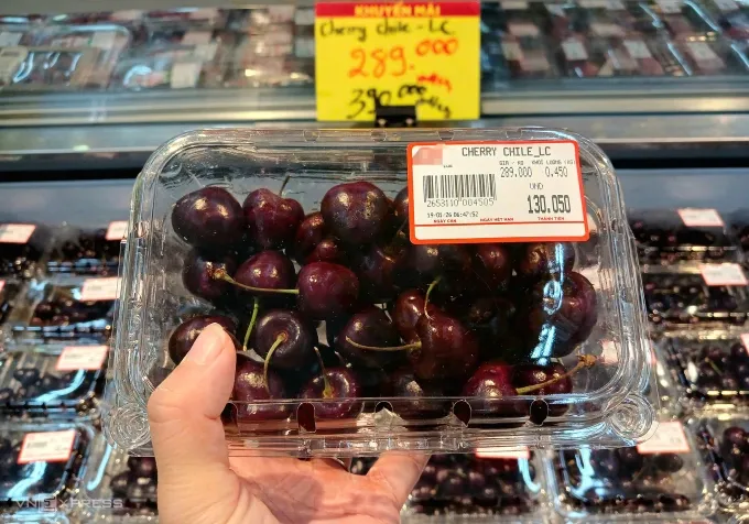Giá cherry đảo chiều mạnh dịp cận Tết, hàng dồi dào thay cảnh khan hiếm- Ảnh 1. Giá cherry đảo chiều mạnh dịp cận Tết, hàng dồi dào thay cảnh khan hiếm- Ảnh 1.