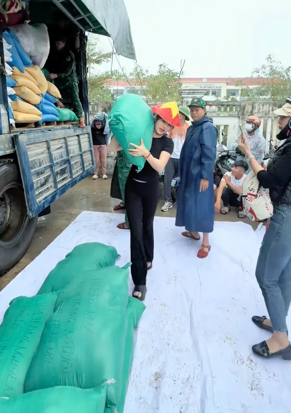 RẰNG QUA HOẠN NẠN MỚI HIỂU L&Ograve;NG NHAU&hellip; - Ảnh 4.