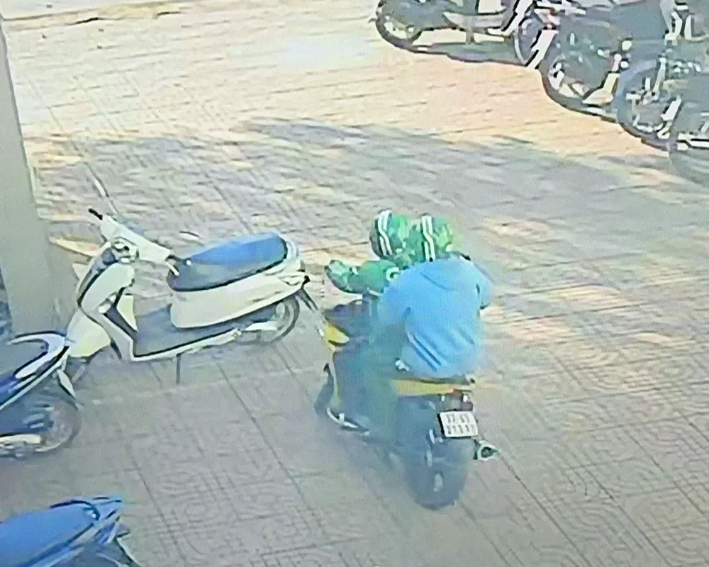 Truy bắt 2 nghi phạm mặc &aacute;o Grab cướp ng&acirc;n h&agrave;ng ở Gia Lai, lấy đi 1,8 tỷ đồng- Ảnh 3.