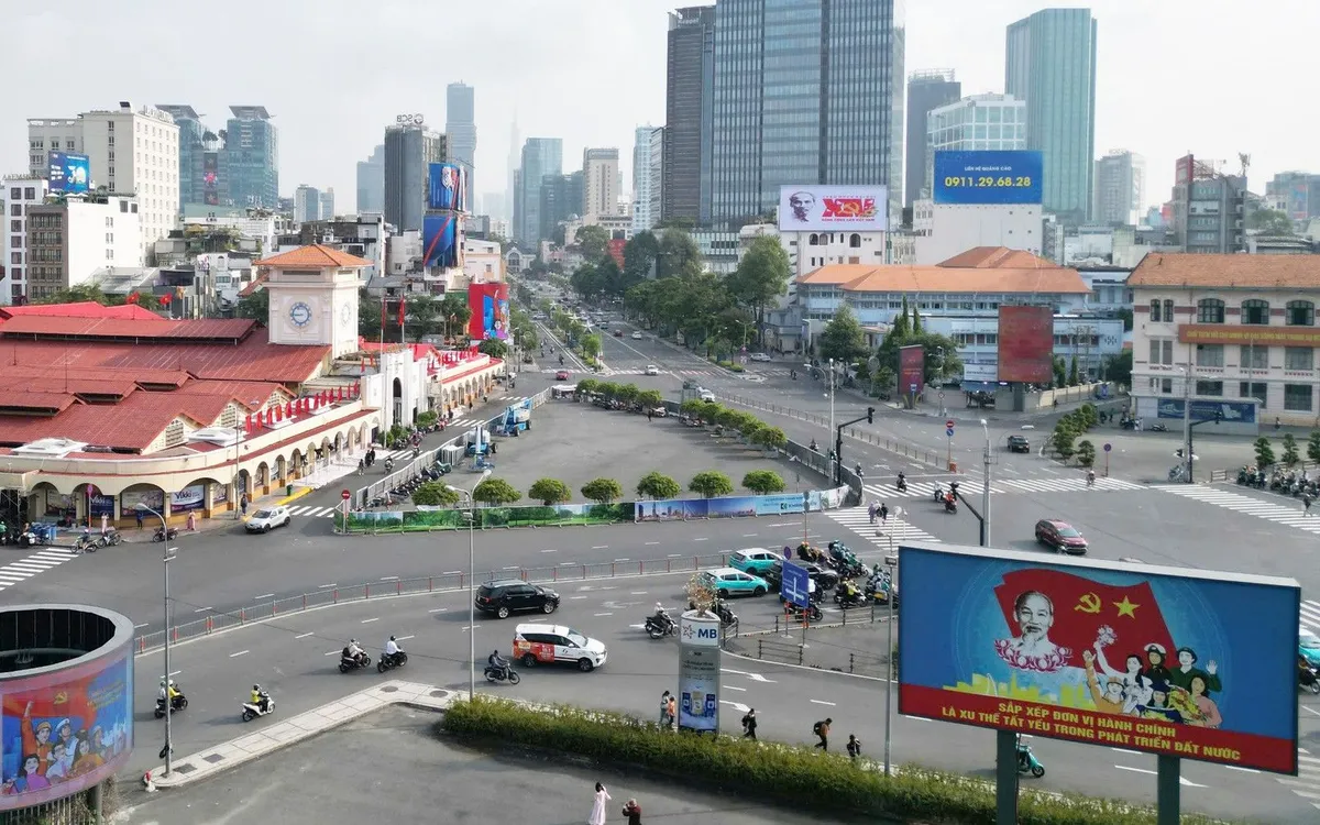 Đứng trước ngưỡng cửa của một kỷ nguyên mới﻿, mỗi cán bộ và người dân thành phố không chỉ gửi gắm niềm tự hào về những thành tựu đã qua, mà còn đặt trọn niềm tin, kỳ vọng vào những quyết sách tầm vóc từ Đại hội XIV sẽ tạo đột phá để Việt Nam vững bước trên con đường phát triển bền vững, vì một Việt Nam thịnh vượng, văn minh, điểm đến thân thiện trong mắt bạn bè quốc tế. Ảnh: BND 