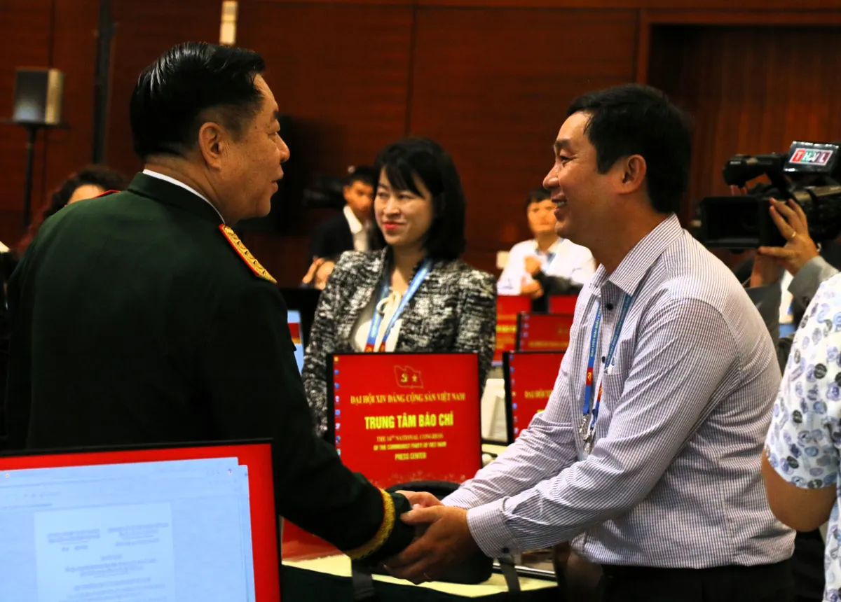 Thủ tướng Phạm Minh Ch&iacute;nh thăm, động vi&ecirc;n ph&oacute;ng vi&ecirc;n b&aacute;o ch&iacute; t&aacute;c nghiệp tại Đại hội XIV- Ảnh 3.