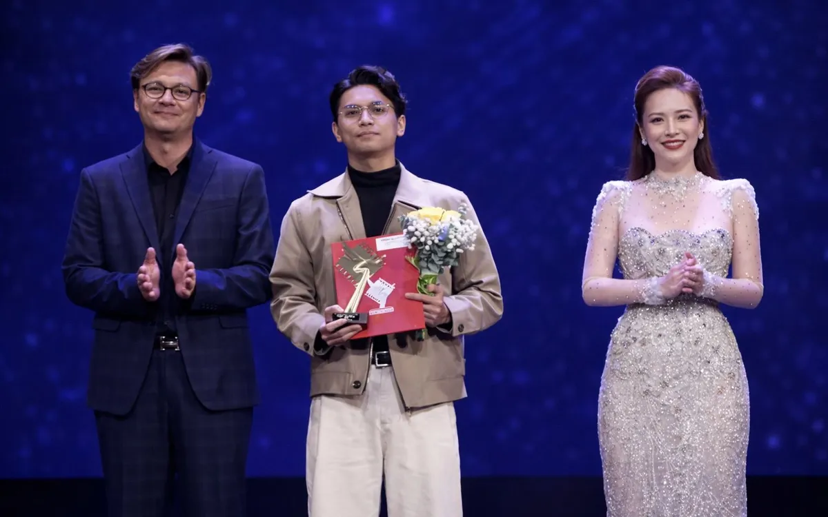 Bùi Đức Anh nhận giải Cánh diều vàng với phim ngắn Mầm nhớ