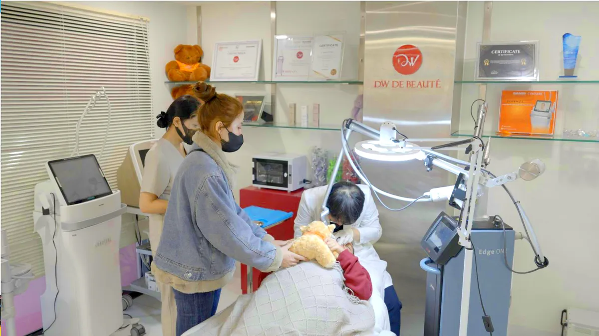 H&agrave;nh tr&igrave;nh "Chữa l&agrave;nh sẹo cho em" cho hơn 100 trẻ kh&oacute; khăn - Ảnh 1.