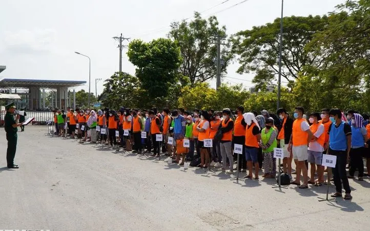 Công dân Việt Nam do lực lượng chức năng Campuchia trao trả tại Cửa khẩu quốc tế Dinh Bà (xã Tân Hộ Cơ, tỉnh Đồng Tháp). Ảnh: TTXVN