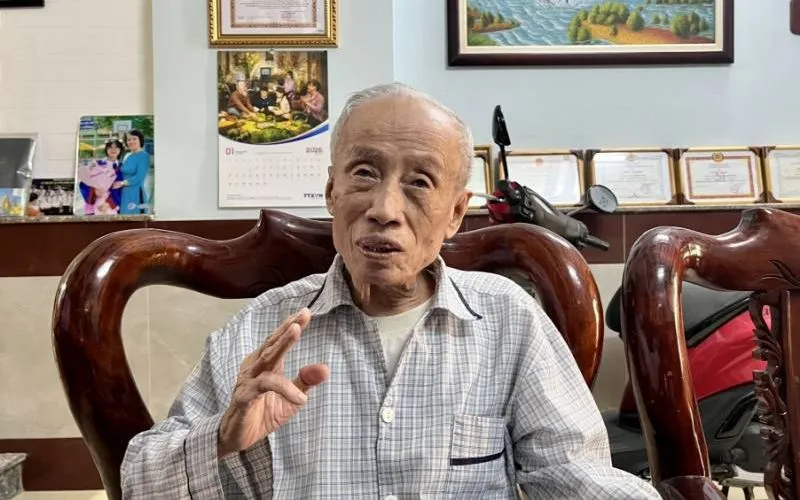 Ông Phan Minh Huệ, nguyên cán bộ, giảng viên Trường Đại học Giao thông vận tải Thành phố Hồ Chí Minh, chia sẻ với phóng viên TTXVN. Ảnh: Tiến Lực - TTXVN