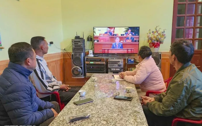 Người dân thôn Việt Yên, xã Thanh Yên theo dõi truyền hình trực tiếp Đại hội XIV của Đảng. (Ảnh: TTXVN phát)