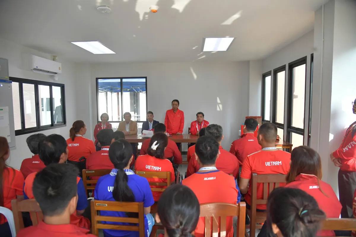 Thứ trưởng Ho&agrave;ng Đạo Cương tới thăm v&agrave; động vi&ecirc;n đo&agrave;n Thể thao người khuyết tật Việt Nam- Ảnh 1.