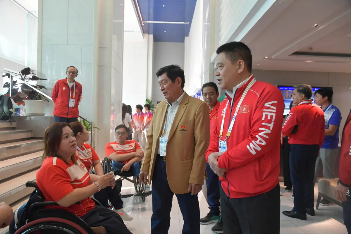 Thứ trưởng Ho&agrave;ng Đạo Cương tới thăm v&agrave; động vi&ecirc;n đo&agrave;n Thể thao người khuyết tật Việt Nam- Ảnh 2.
