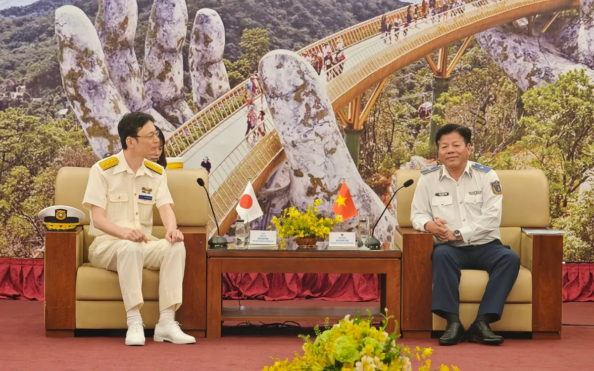 Phó Tư lệnh Lực lượng Bảo vệ bờ biển Nhật Bản và Thiếu tướng Trần Quang Tuấn, Tư lệnh Vùng Cảnh sát biển 2 trao đổi thân mật.