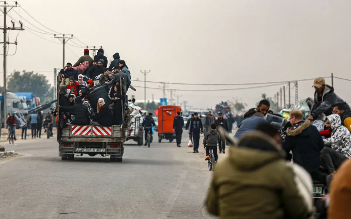 Người dân Palestine sống ở một số khu phố tại Khan Younis di dời đến thành phố Rafah, phía Nam Gaza sau lệnh sơ tán cưỡng bức của Israel (Ảnh: Reuters)