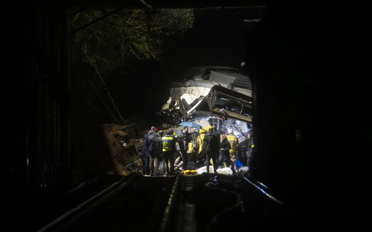 Lực lượng cứu hộ tại hiện trường vụ tai nạn tàu hỏa tại thị trấn Gelida, thuộc vùng Catalonia, Tây Ban Nha, ngày 21/1/2026 (Ảnh: Reuters)