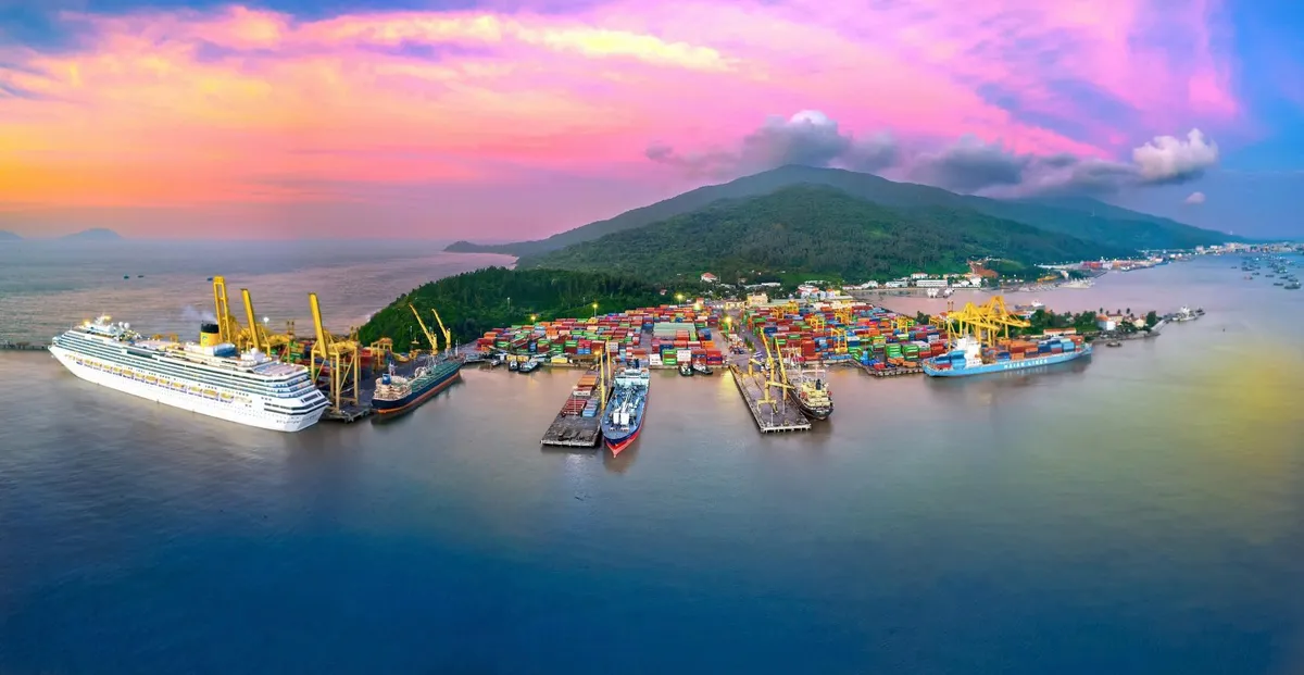 Doanh nghiệp cảng biển từ Bắc v&agrave;o Nam đồng loạt b&aacute;o l&atilde;i lớn - Ảnh 1.