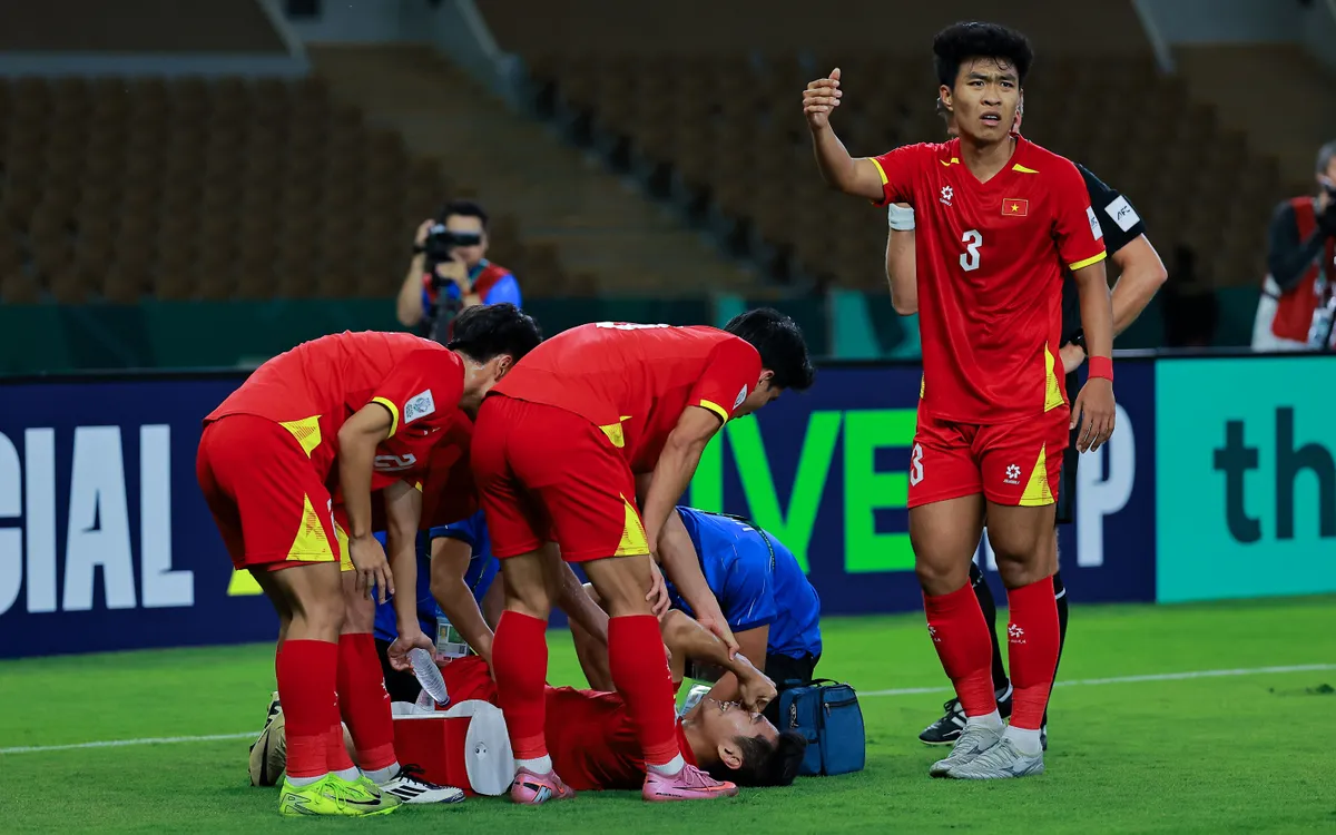 Chấn thương của Hiểu Minh xảy ra trong hiệp 1 trận bán kết U23 châu Á. Sự vắng mặt đáng tiếc này đã góp phần vào việc hàng thủ U23 Việt Nam chơi không tốt ở trận này (Ảnh: AFC).