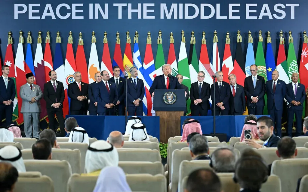 Tổng thống Mỹ Donald Trump (giữa) phát biểu tại Hội nghị Thượng đỉnh Hòa bình Sharm El-Sheikh ở thị trấn nghỉ dưỡng Sharm el-Sheikh bên bờ Biển Đỏ của Ai Cập vào ngày 13/10/2025 (Ảnh: AFP)