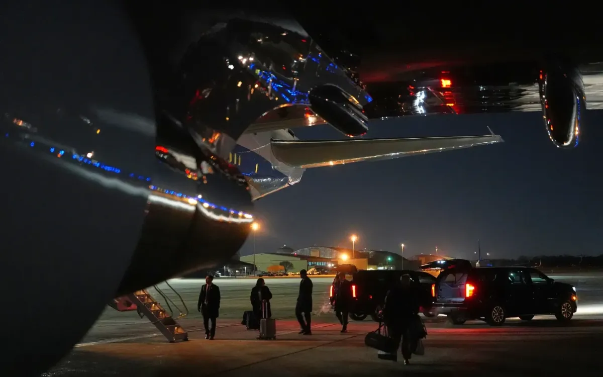 Hành lý được dỡ xuống từ chuyên cơ Air Force One sau khi máy bay chở Tổng thống Donald Trump đến Davos gặp sự cố điện sau khi cất cánh, ngày 20/1/2026 (Ảnh: AP)