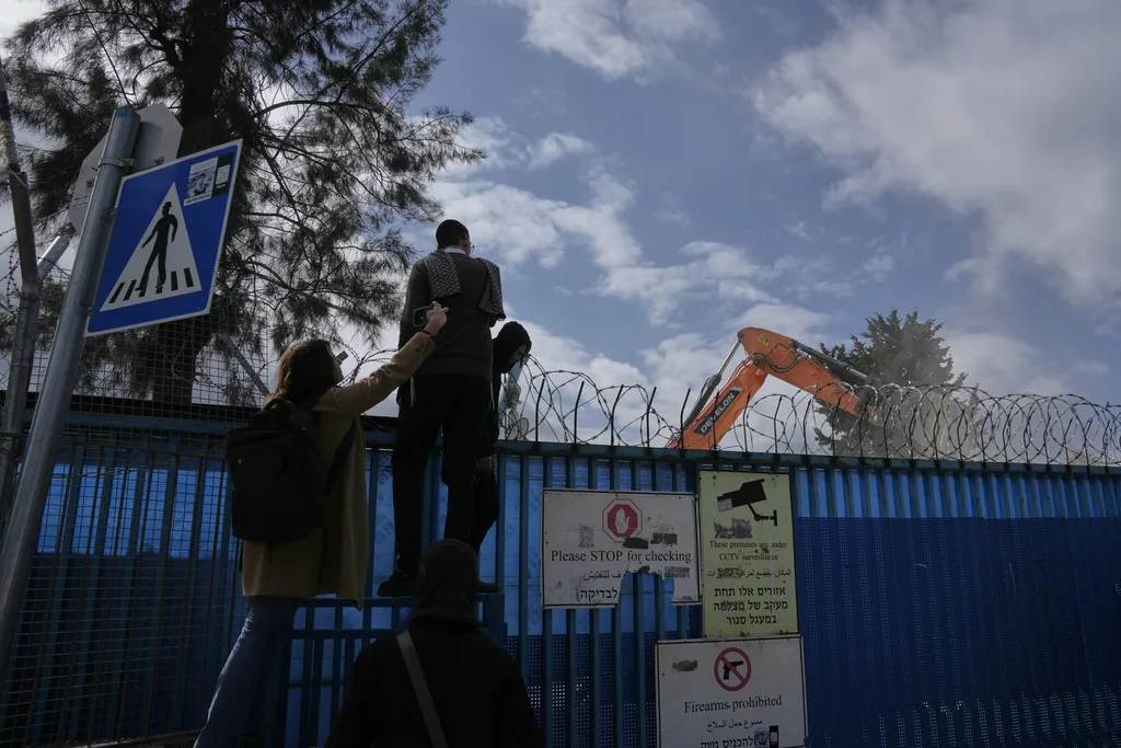 Israel d&ugrave;ng m&aacute;y ủi ph&aacute; hủy c&aacute;c t&ograve;a nh&agrave; của UNRWA ở Đ&ocirc;ng Jerusalem - Ảnh 4.