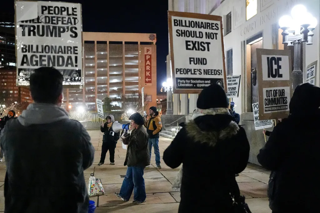 H&agrave;ng ngh&igrave;n người biểu t&igrave;nh phản đối ch&iacute;nh s&aacute;ch nhập cư của Tổng thống Trump - Ảnh 1.