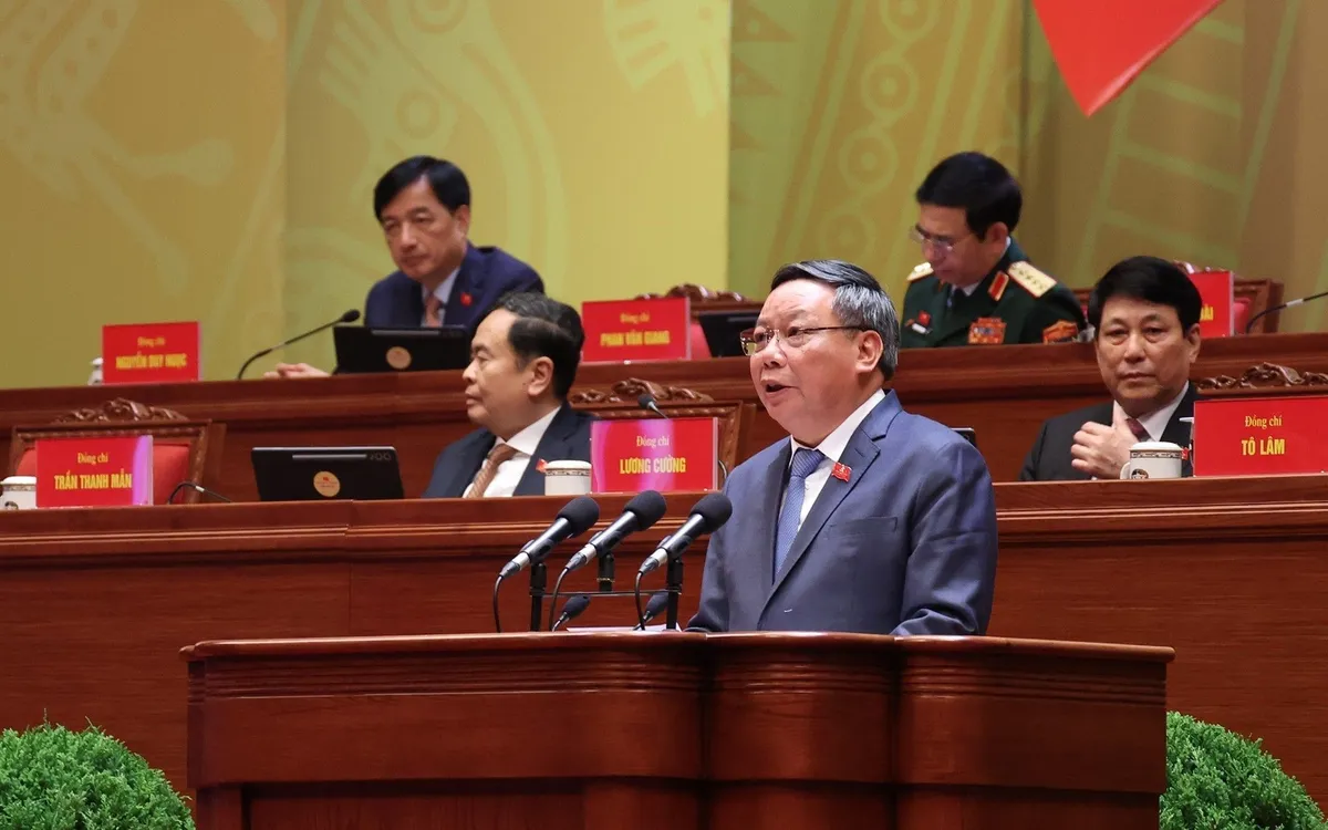 Ông Nguyễn Văn Phong, Phó Bí thư Thường trực Thành ủy Hà Nội, tham luận về vấn đề “Đổi mới phương thức lãnh đạo của Đảng bộ thành phố Hà Nội đáp ứng yêu cầu phát triển trong kỷ nguyên mới, góp phần kiến tạo tương lai phát triển của đất nước”. Ảnh: TTXVN
