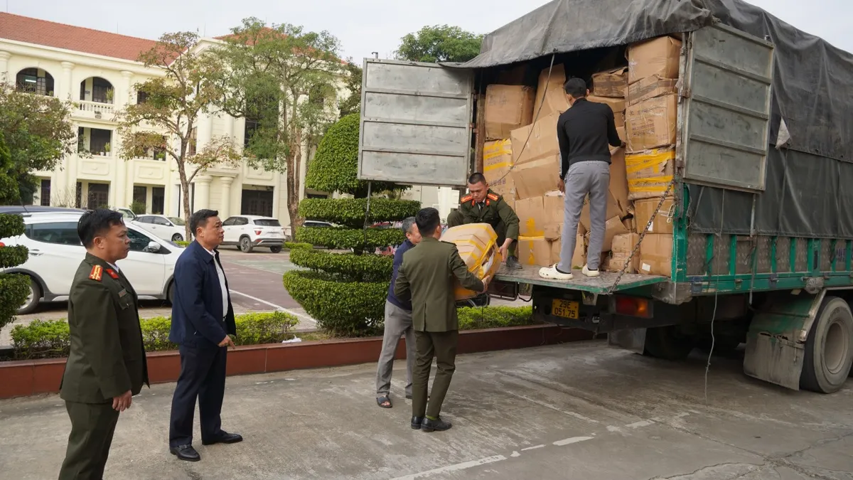 Triệt ph&aacute; đường d&acirc;y bu&ocirc;n b&aacute;n 25 tấn mỹ phẩm giả từ Trung Quốc, thu lợi h&agrave;ng chục tỷ đồng - Ảnh 1.