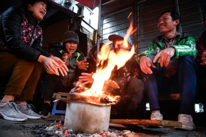 Kh&ocirc;ng kh&iacute; lạnh mạnh tr&agrave;n về, Mẫu Sơn 2,5 độ C, H&agrave; Nội giảm s&acirc;u c&ograve;n 12 độ C- Ảnh 1.