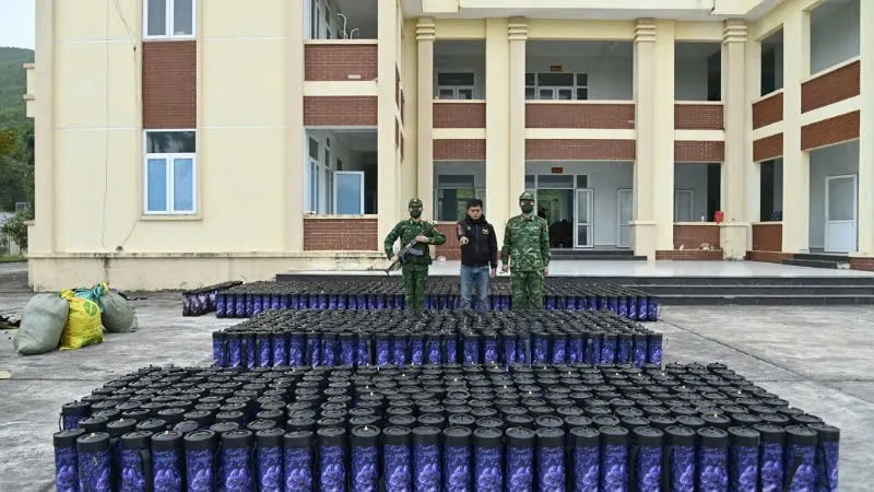 Quảng Ninh: Bắt giữ vụ vận chuyển tr&aacute;i ph&eacute;p 1.364 b&igrave;nh kh&iacute; cười tr&ecirc;n biển - Ảnh 1.