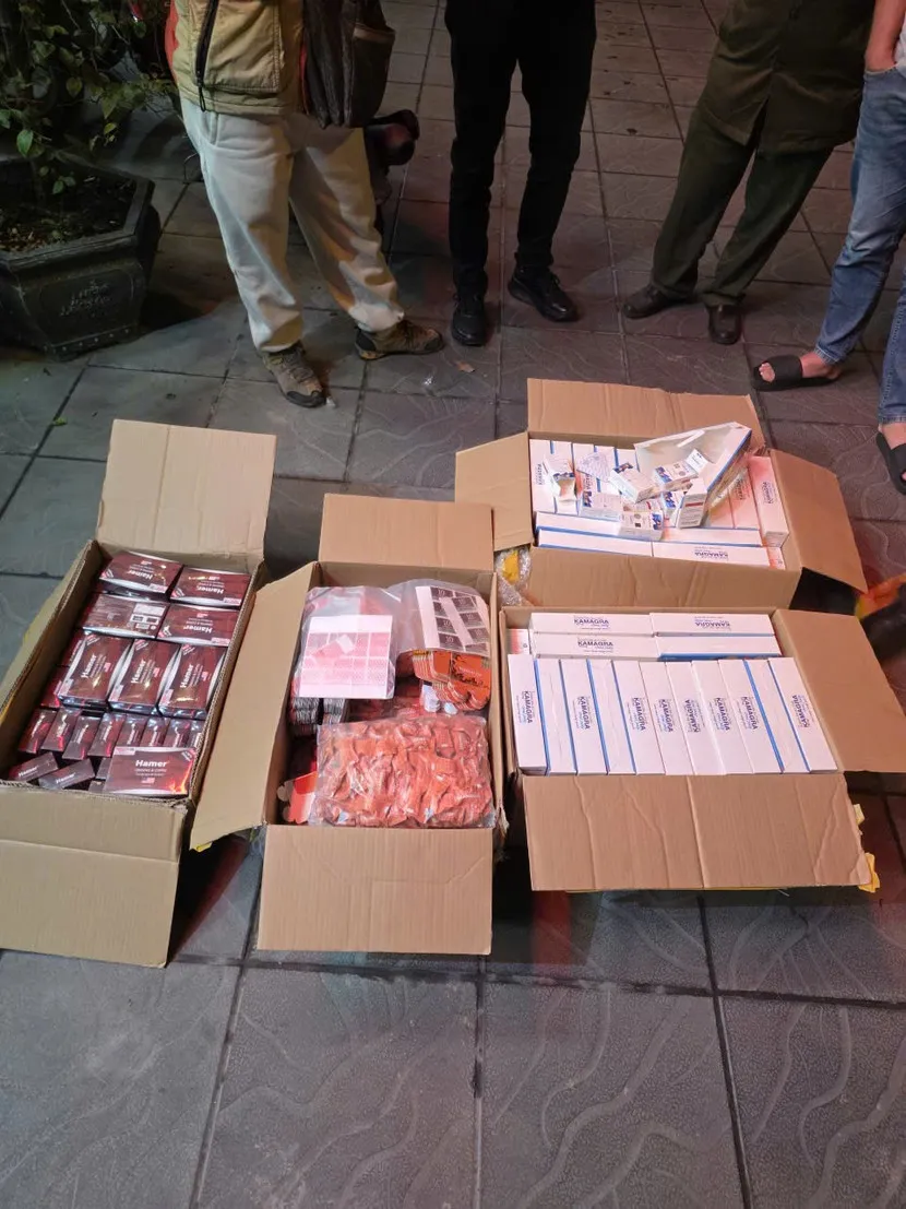 C&ocirc;ng an TP H&agrave; Nội ph&aacute;t hiện, thu giữ số lượng lớn thuốc v&agrave; kẹo k&iacute;ch dục khi tuần tra đ&ecirc;m  - Ảnh 1.