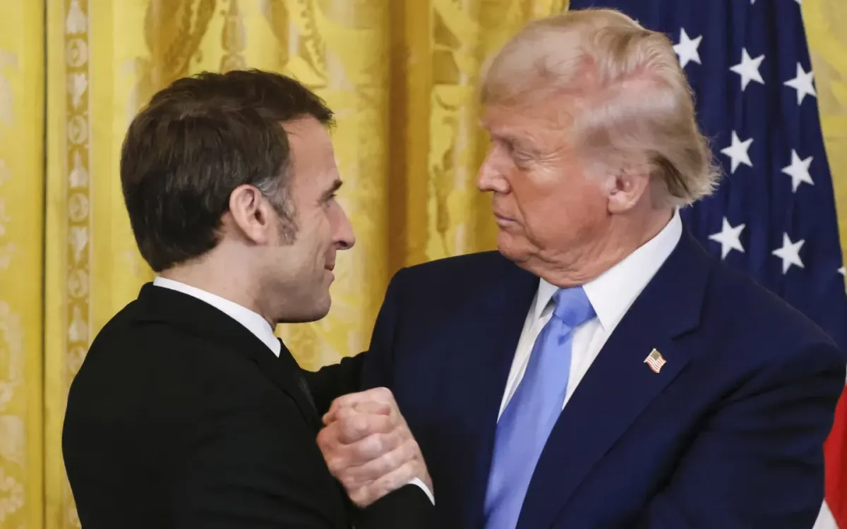 Tổng thống Pháp Emmanuel Macron (trái) vốn có mối quan hệ tốt đẹp với Tổng thống Mỹ Donald Trump (Ảnh: AP)