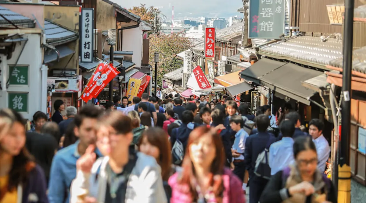 Lượng kh&aacute;ch du lịch đến Nhật Bản lập kỷ lục mới - Ảnh 1.