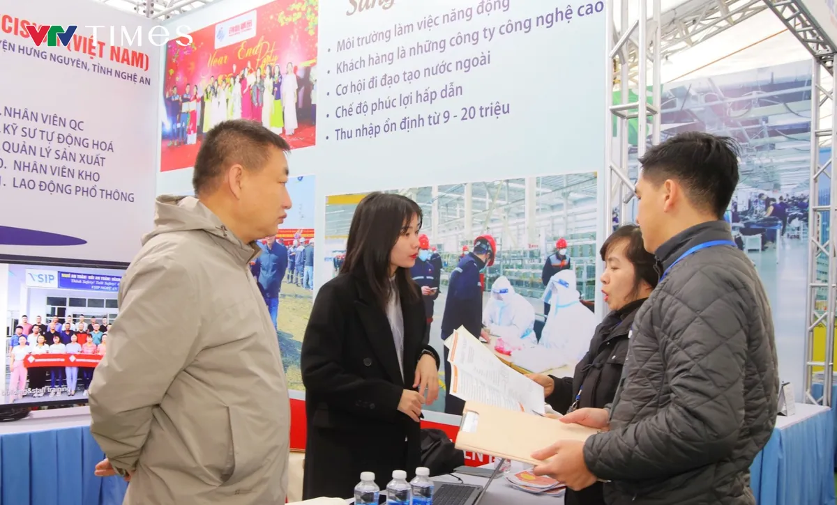 Nghệ An tổ chức ng&agrave;y hội việc l&agrave;m quy m&ocirc; lớn, gi&uacute;p người lao động xa qu&ecirc; c&oacute; cơ hội việc l&agrave;m gần nh&agrave; - Ảnh 1.