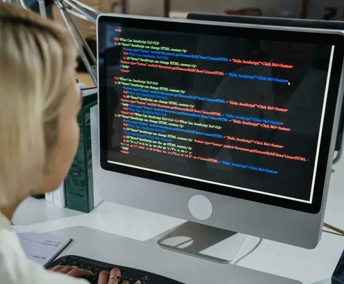 C&aacute;ch bảo vệ l&agrave;n da trước t&aacute;c động của m&agrave;n h&igrave;nh điện tử- Ảnh 1.
