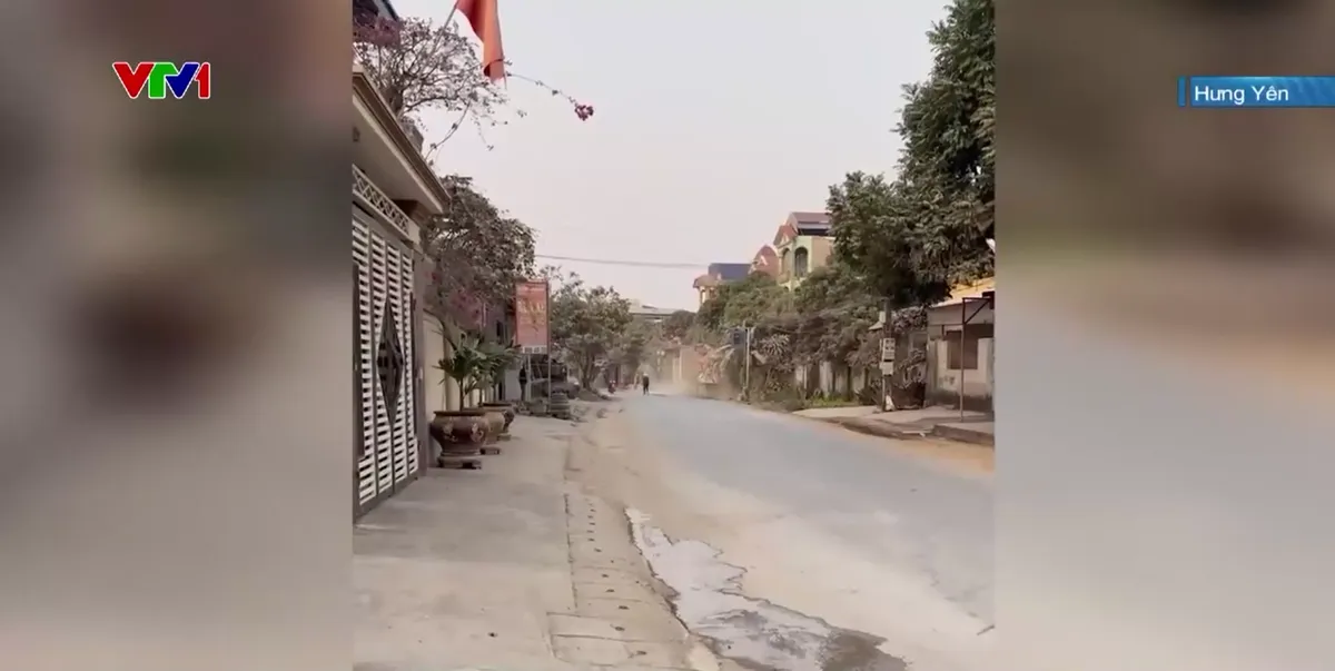 Tuyến đường bụi bặm đ&atilde; sạch hơn - Ảnh 1.