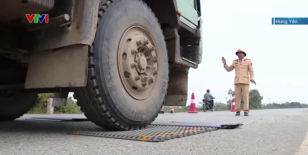 Tuyến đường bụi bặm đ&atilde; sạch hơn - Ảnh 2.