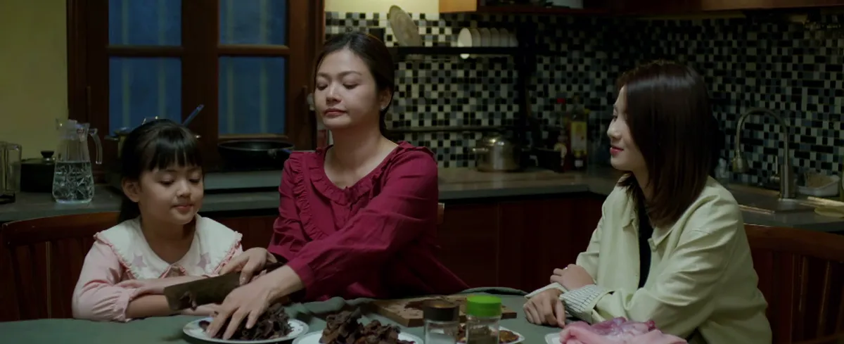 Gia đ&igrave;nh tr&aacute;i dấu - Tập 23: Con ri&ecirc;ng của chồng tội nghiệp lại hiểu chuyện, khiến b&agrave; &Aacute;nh ng&agrave;y c&agrave;ng thương - Ảnh 3.